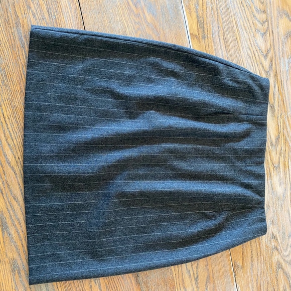 ALAIN GERARD 100% wool skirt/lined/vented - Picture 4 of 6